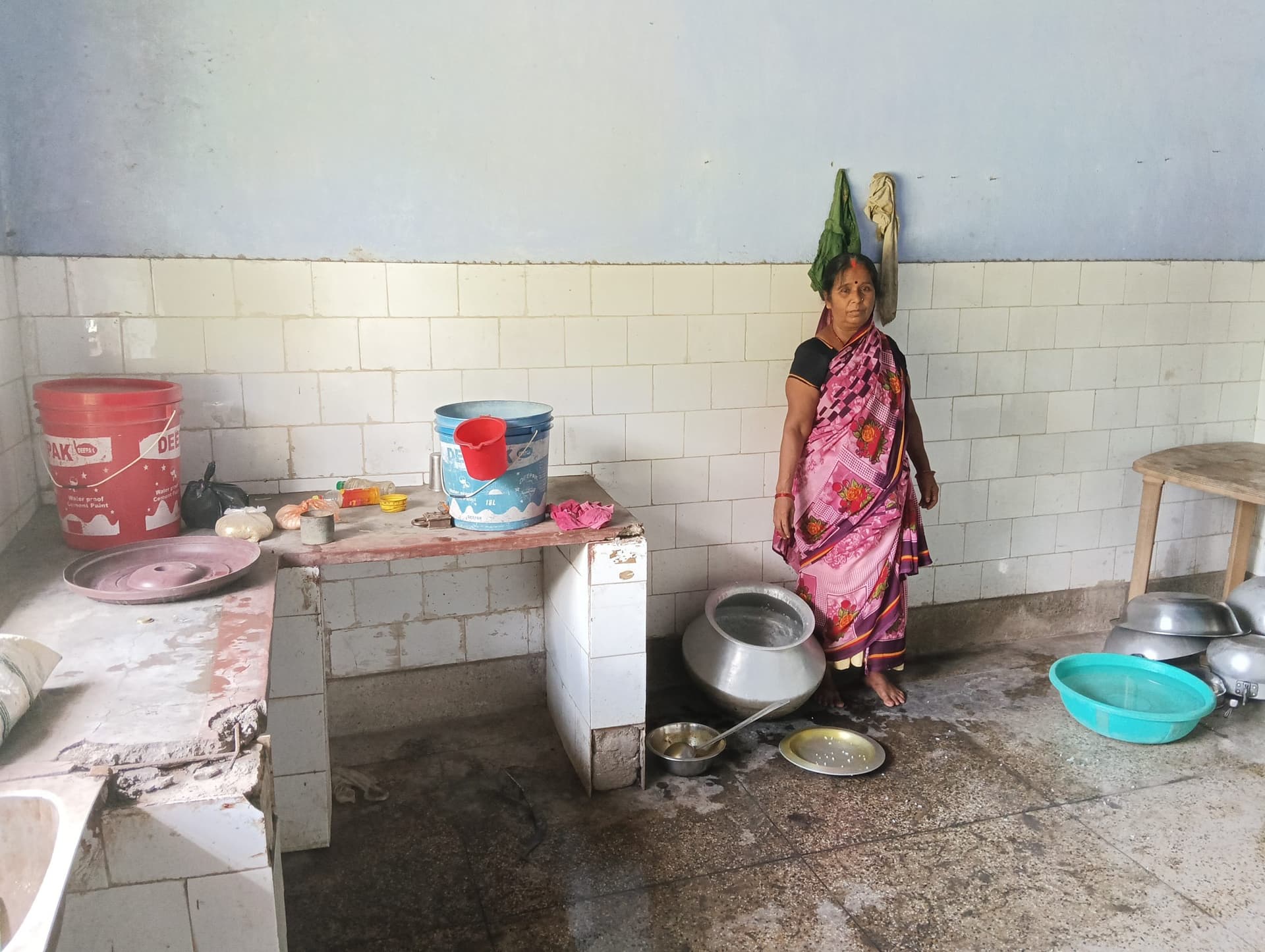 Giridih News :गांडेय में कागज पर चल रही सीएम दाल-भात योजना