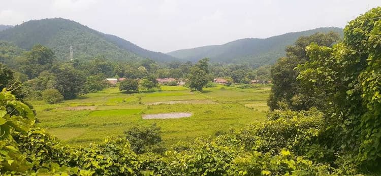 East Singhbhum News : पहाड़ों से घिरे बासाडेरा में प्रकृति की अद्भुत कला देखने पहुंचते हैं पर्यटक