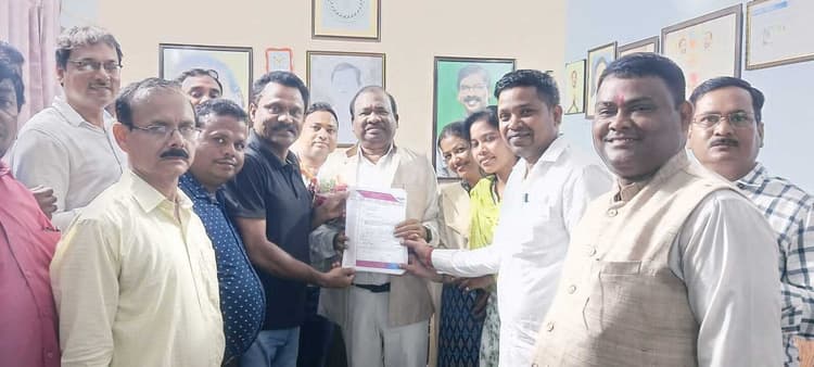 East Singhbhum News : शिक्षा मंत्री से मिला झारोटेफ का प्रतिनिधिमंडल, सौंपा मांगपत्र