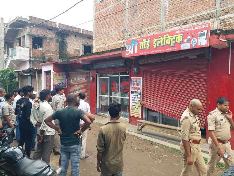 इलेक्ट्राॅनिक दुकान का शटर उखाड़ दो लाख का तार किया गायब