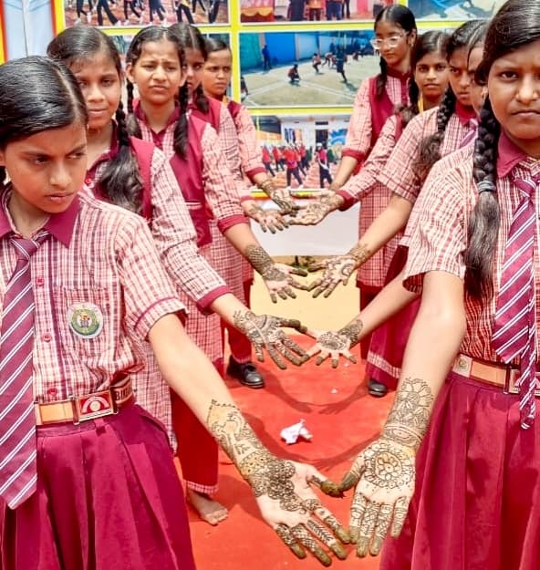 सावन की हरियाली में महकी छात्राओं की रचनात्मकता