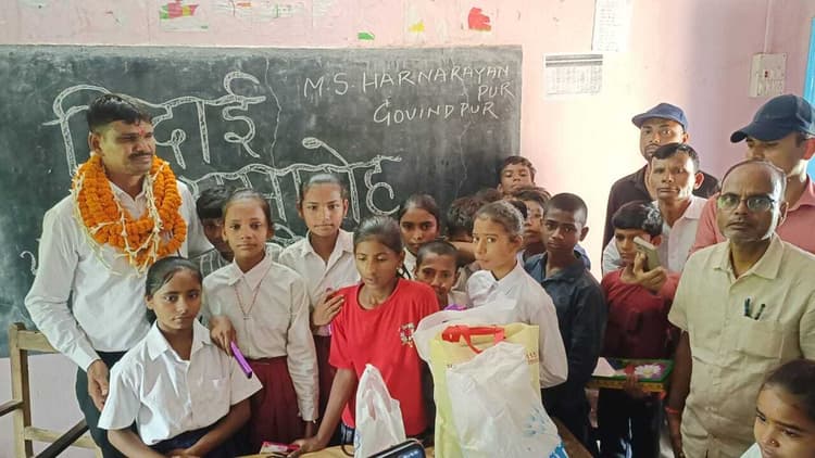 शिक्षक के विदाई पर बच्चों ने दी शानदार प्रस्तुति