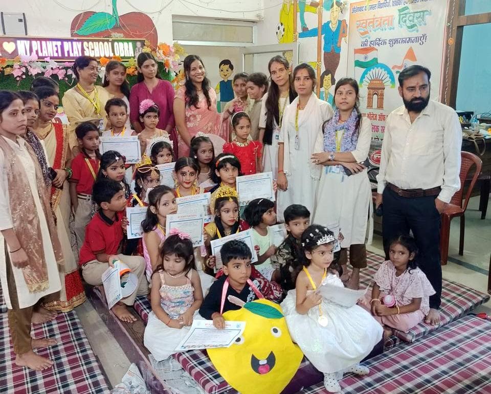 फैंसी ड्रेस प्रतियोगिता में बच्चे बने वैज्ञानिक, डॉक्टर व नेता