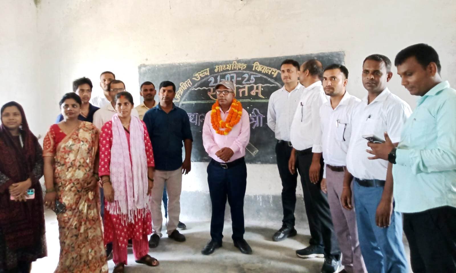 उच्च माध्यमिक विद्यालय अहियापुर में प्रधानाध्यापक ने किया प्रभार ग्रहण