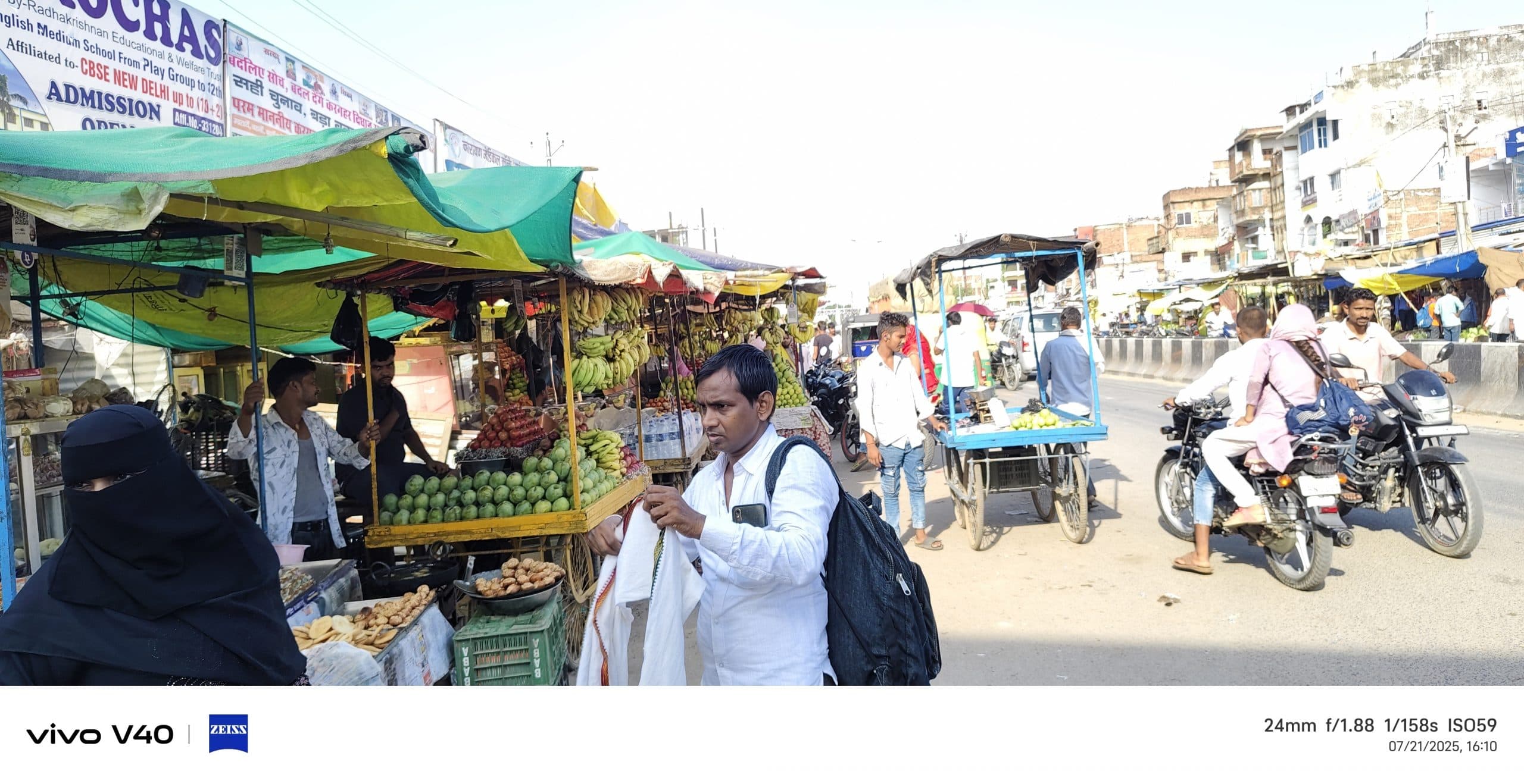 अतिक्रमण के कारण हर दिन घंटों सड़क जाम से जूझते राहगीर