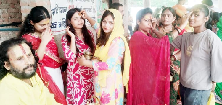 बरौली में सुबह से हर हर बम-बम के नारों से गूंजे गांव और शहर