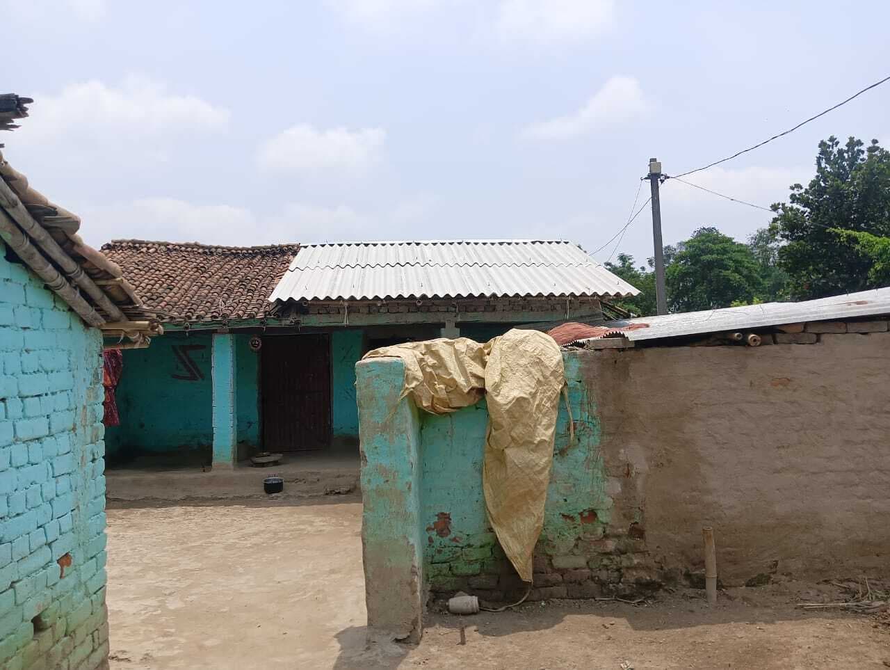 प्रतिबंधित कोडिन युक्त कफ सिरप पकड़ने गयी पुलिस और ग्रामीणों में झड़प