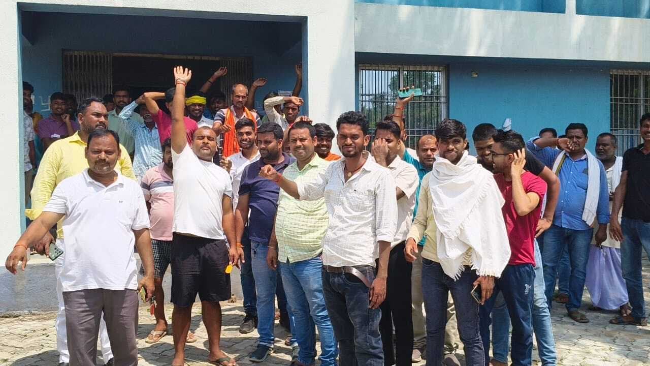 पावर कट से परेशान उपभोक्ताओं ने बिजली कार्यालय का किया घेराव