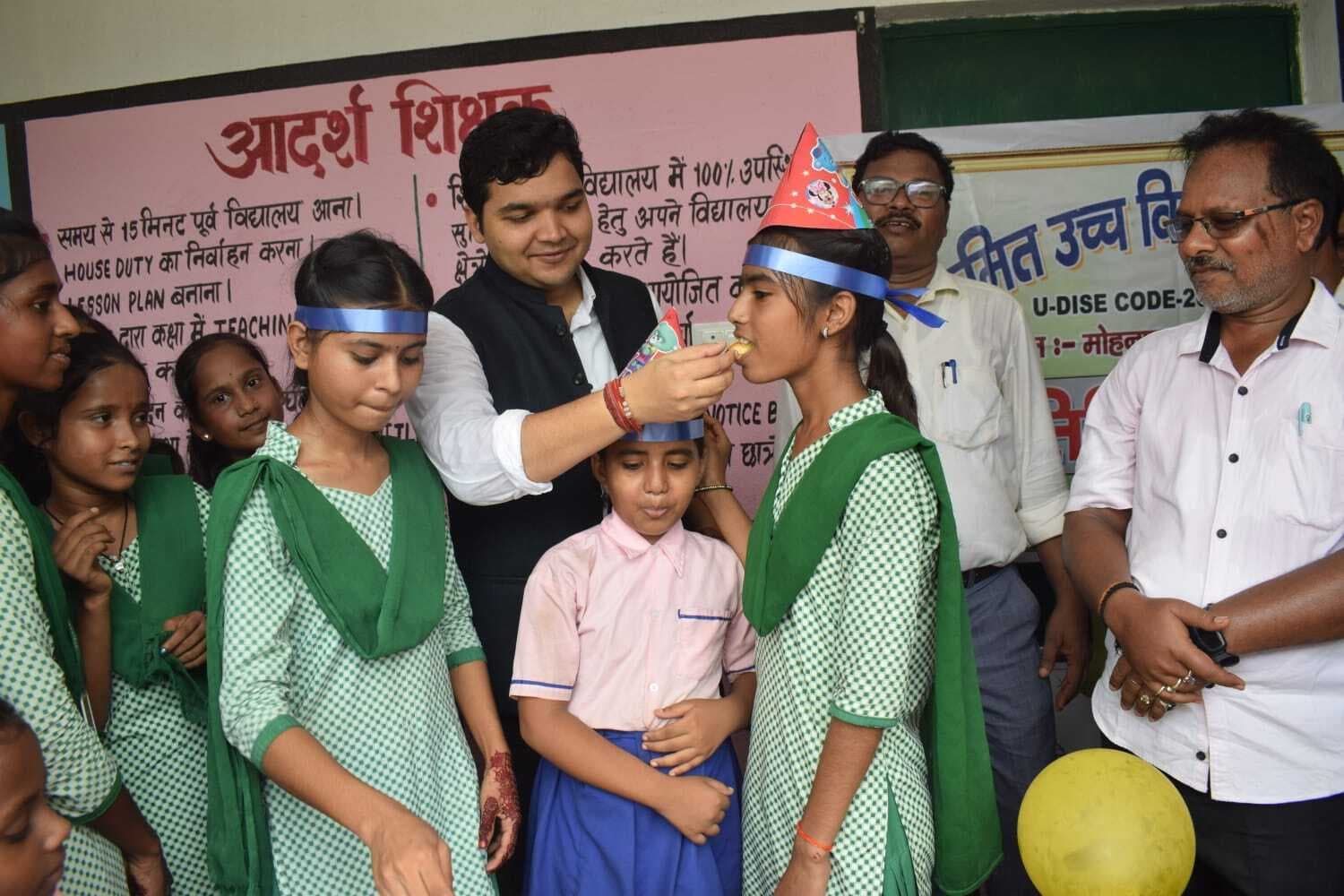 स्कूलों में बच्चों का मना जन्मदिन, डीसी ने साथ किया भोजन