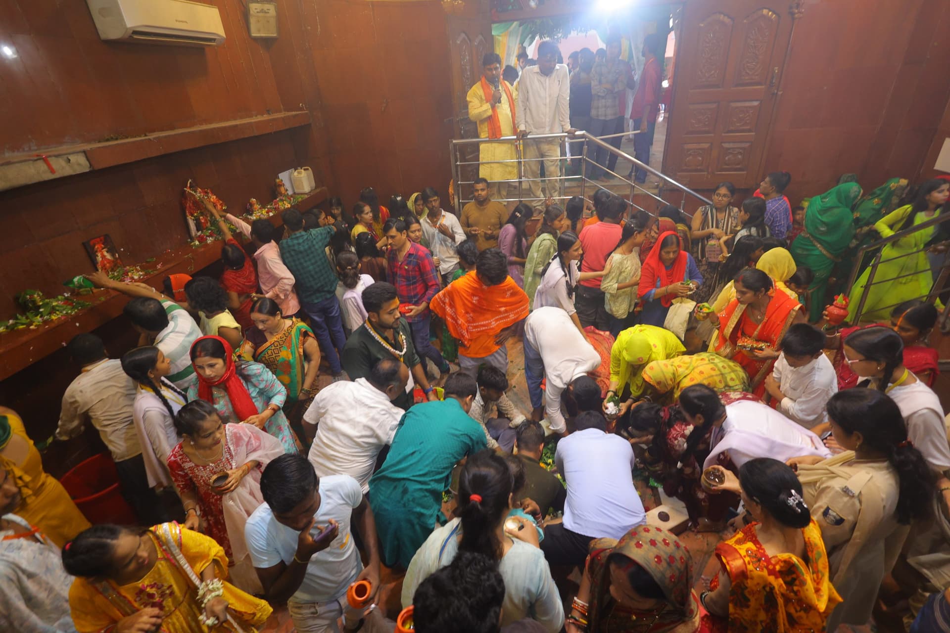hajipur news. शिवालयों में भक्तों की उमड़ी भीड़, हजारों लोगों ने किया जलाभिषेक
