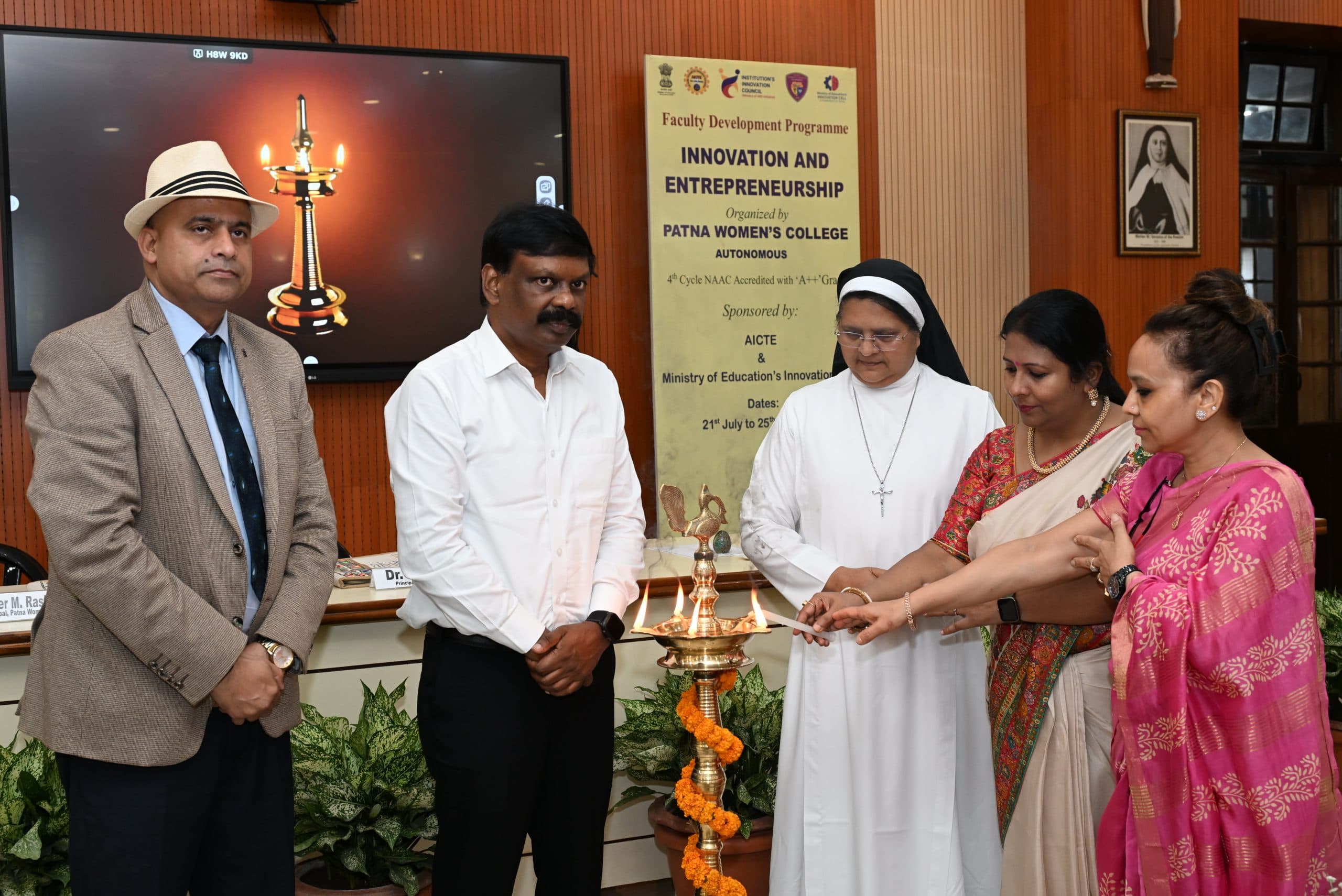 पटना वीमेंस कॉलेज : पांच दिवसीय फैकल्टी डेवलपमेंट प्रोग्राम की हुई शुरुआत