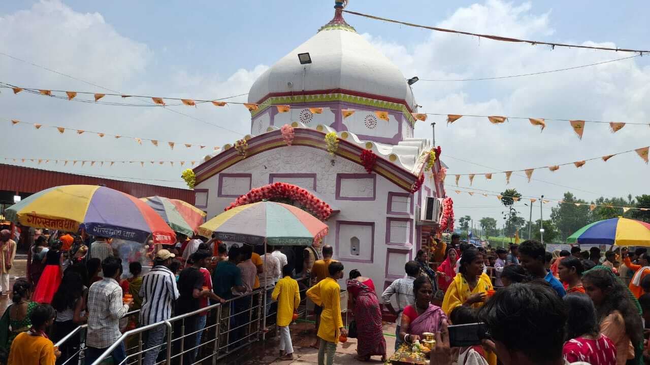 सावन की दूसरी सोमवारी पर गोरखनाथ धाम मंदिर में श्रद्धालुओं की उमड़ी भीड़