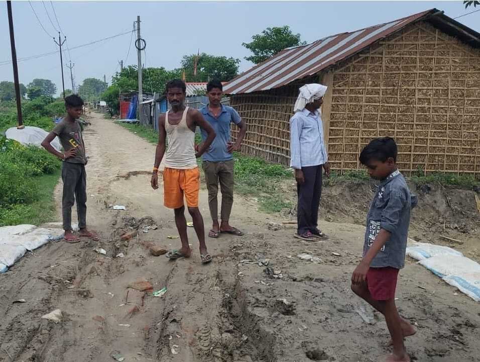 बांध टूटने से बिजली का पोल गिरा, बिजली आपूर्ति बाधित