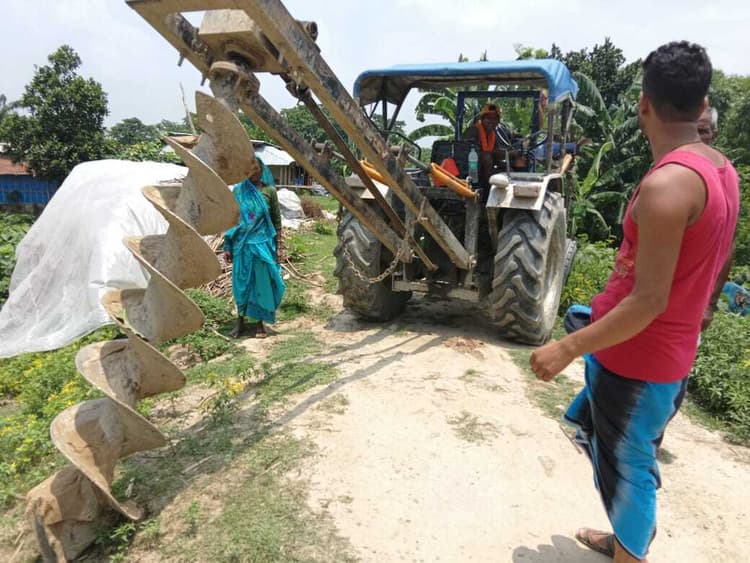 तटबंध पर पोल लगाने का ग्रामीणों ने किया विरोध