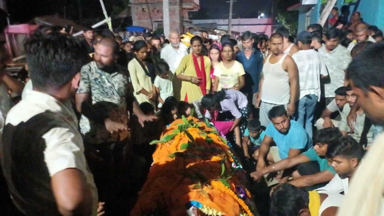 सड़क हादसे में घायल हवलदार विनोद कुमार की मौत, मातम