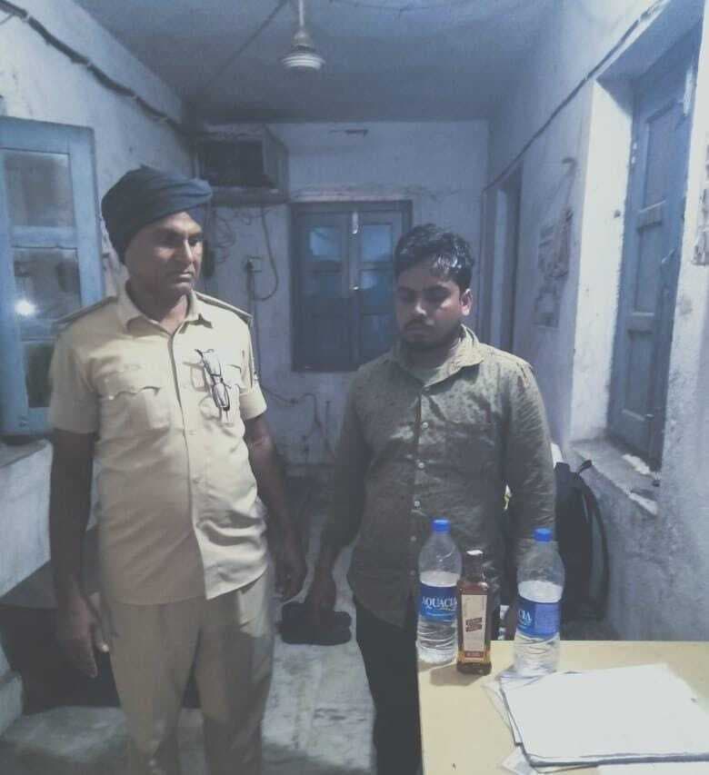 यात्री बस में शराब के साथ यात्री गिरफ्तार
