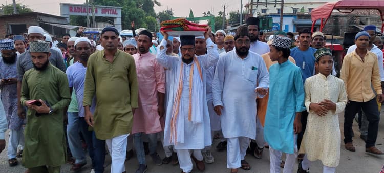 इस्लामपुर पीर बाबा मजार पर चादर पोशी के लिए लोगों की उमड़ी भीड़