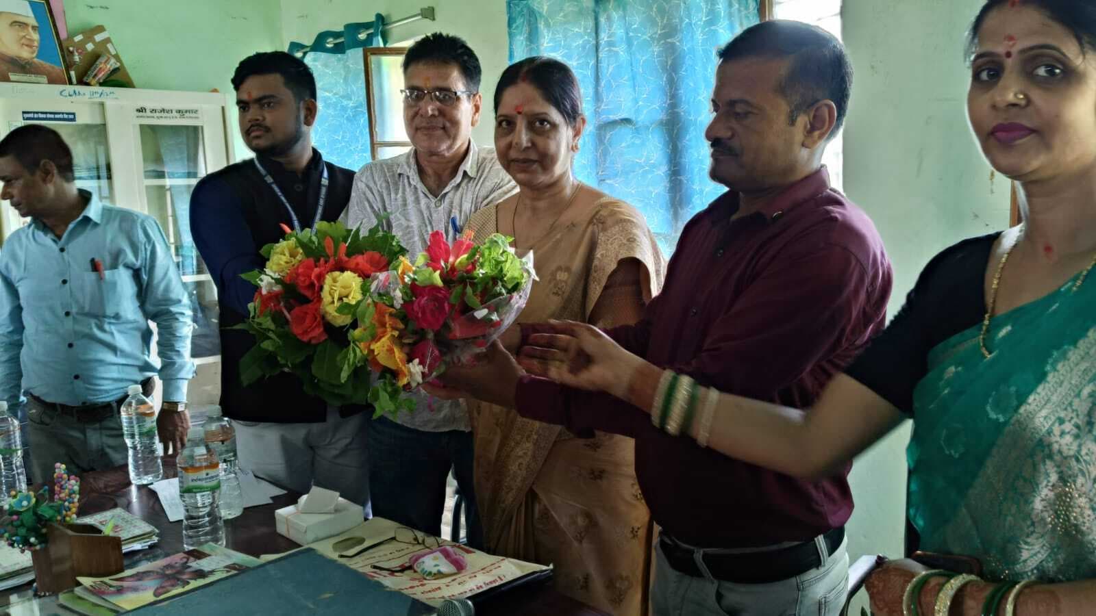 विद्यालय को आदर्श बनाने के लिए सकारात्मक सोच व सहयोग जरूरी