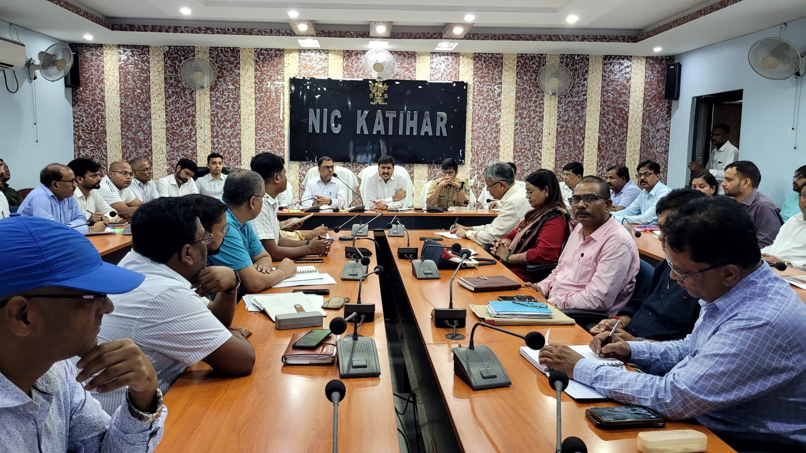 संभावित बाढ़ को लेकर एलर्ट मोड में रहे अधिकारी: डीएम