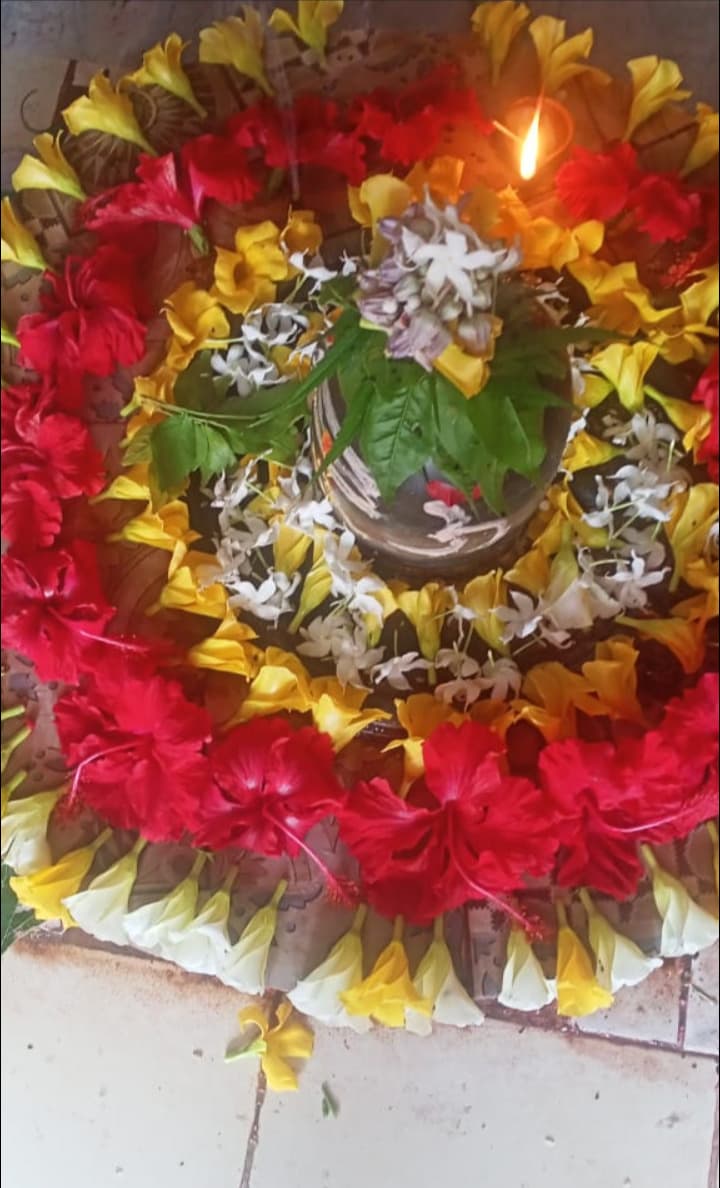 भोलेनाथ व मां पार्वती की पूजा कर मांगी सुख-समृद्धि