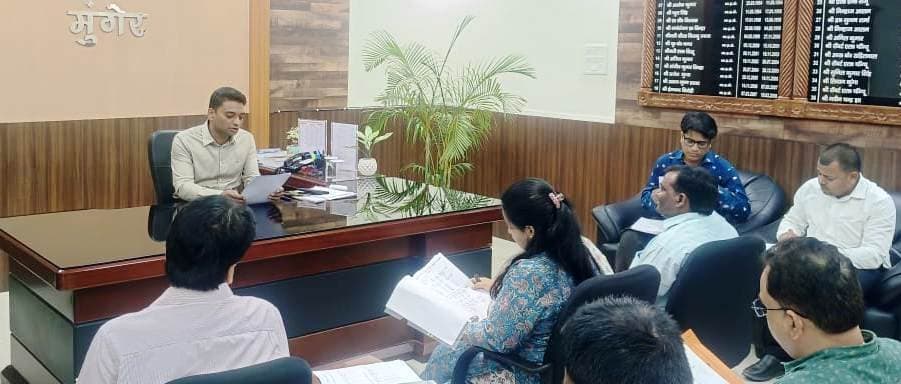 राजस्व के वार्षिक लक्ष्य को शत-प्रतिशत करें पूर्ण : आयुक्त