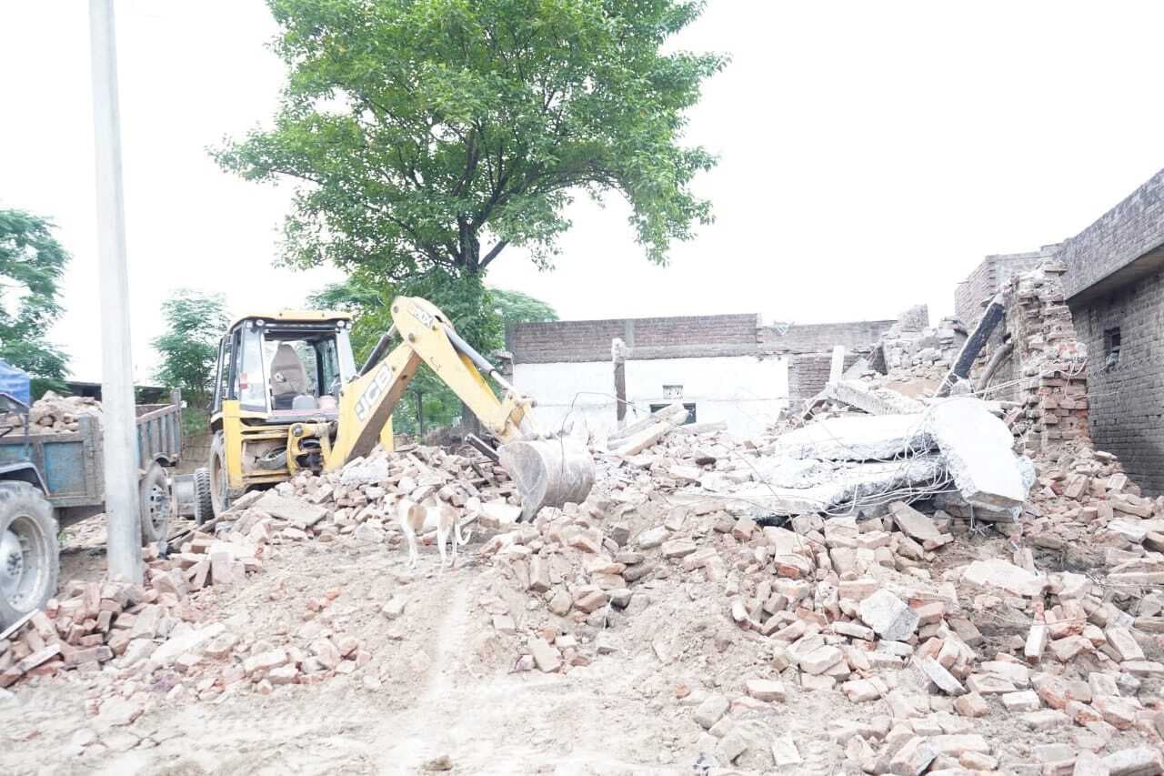 जवइनिया गांव में कटाव से अबतक तीन दर्जन से अधिक घर गंगा नदी में विलीन