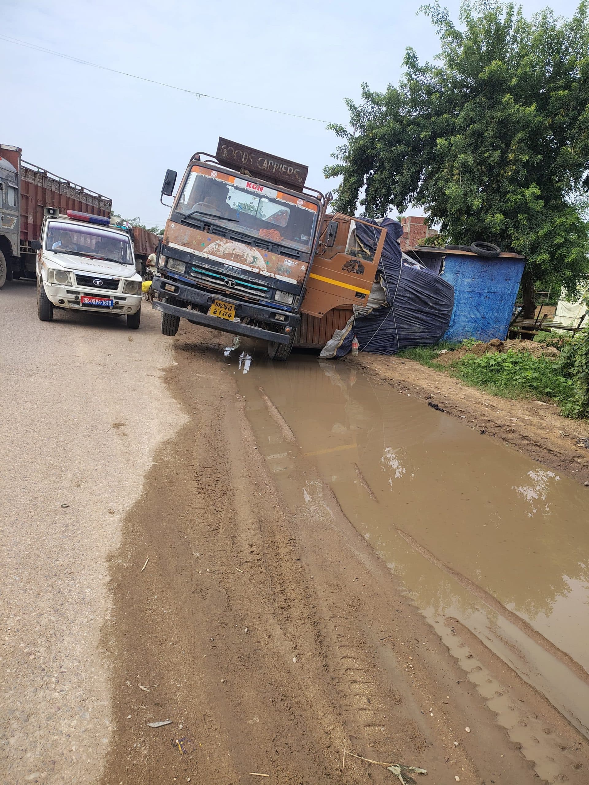 चांदी के रूप चकिया के पास सीमेंट लदा ट्रक पलटा