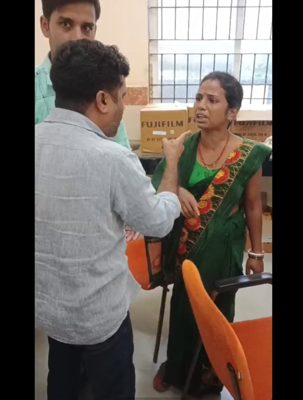 डॉक्टर मरीज पर हुए आग बबूला, कहा अपशब्द, वीडियो वायरल