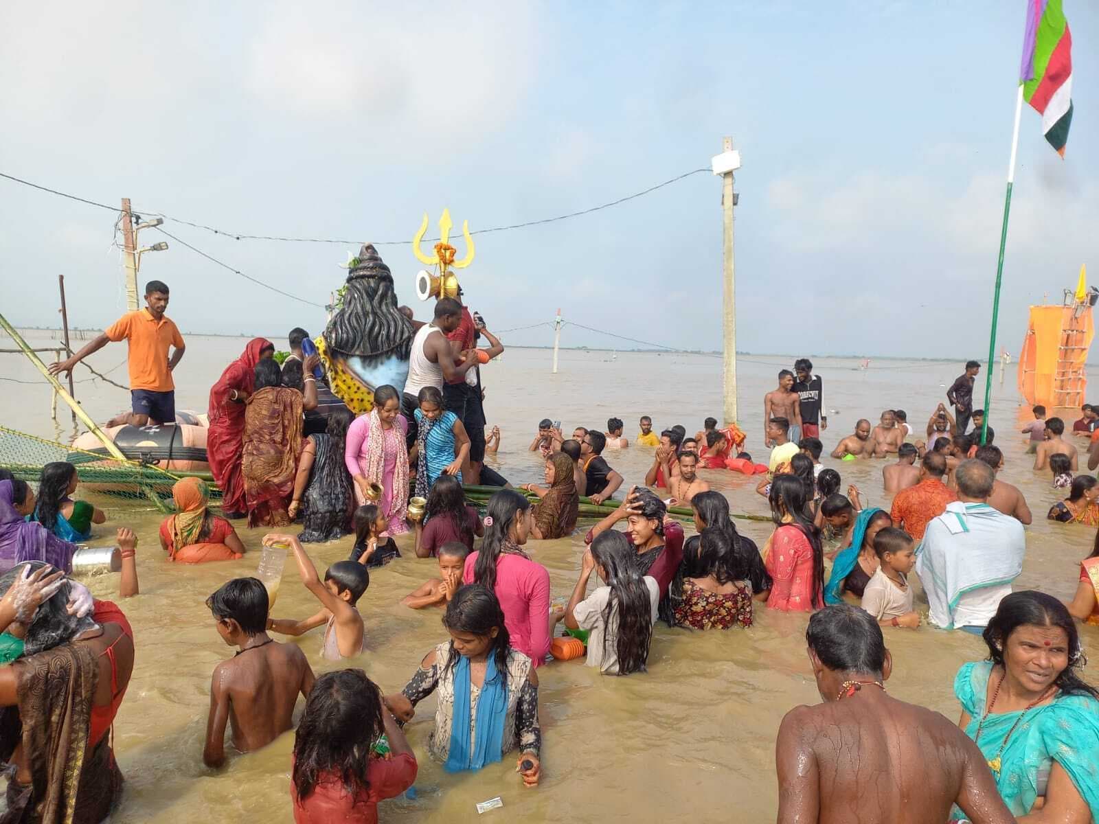 मनिहारी गंगा घाट पर सावन दूसरी सोमवारी को पहुंचे हजारों श्रद्धालु