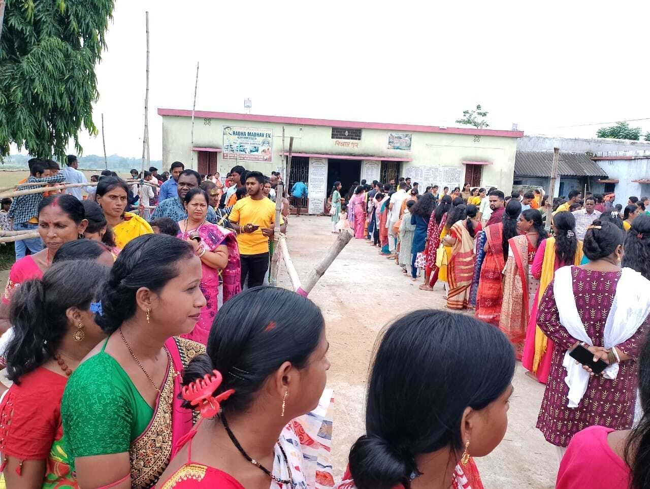 श्रद्धालुओं ने प्रसिद्ध देवालय देवलेश्वर मंदिर में की पूजा