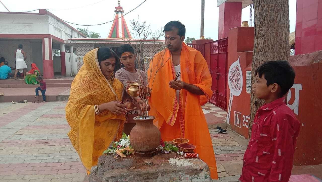 दूसरी सोमवारी पर भक्तों ने भोलेनाथ का किया जलाभिषेक