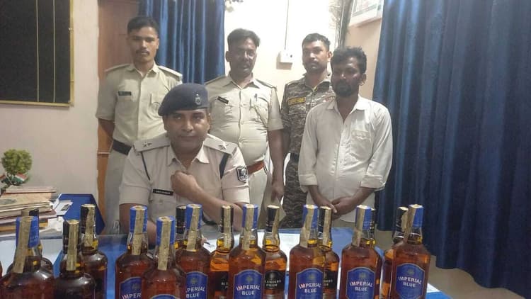 36 बोतल विदेशी शराब के साथ तस्कर गिफ्तार