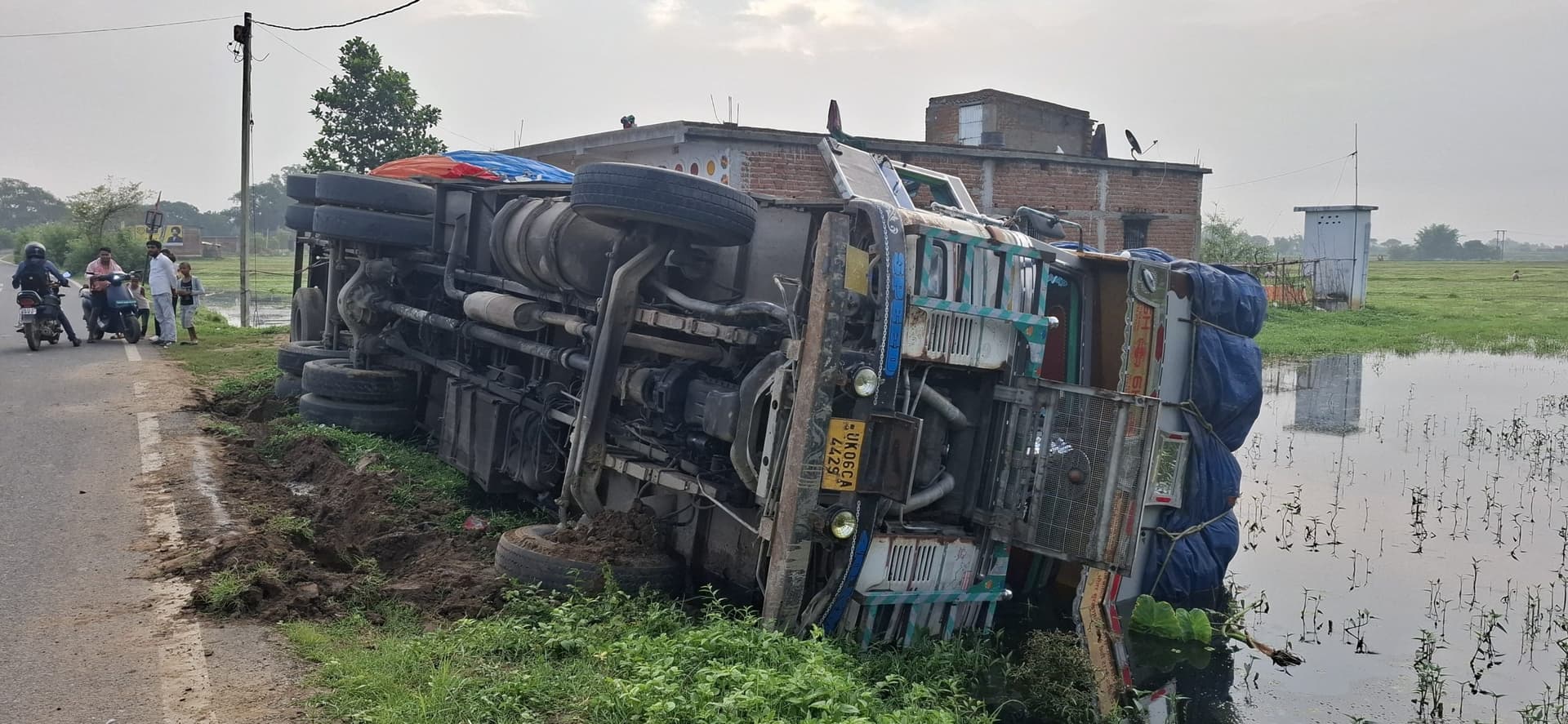 Giridih News :तेंदुपत्ता लोड ट्रक पलटा, चालक घायल