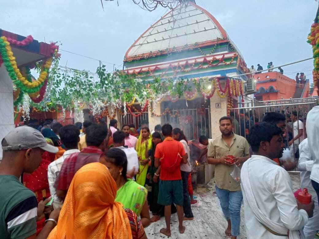 हर-हर महादेव व बोल बम के नारों से गूंजता रहा शिवालय