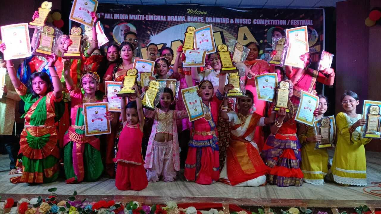 Giridih News :गिरिडीह के बच्चों ने धनबाद की प्रतियोगिता में लहराया परचम