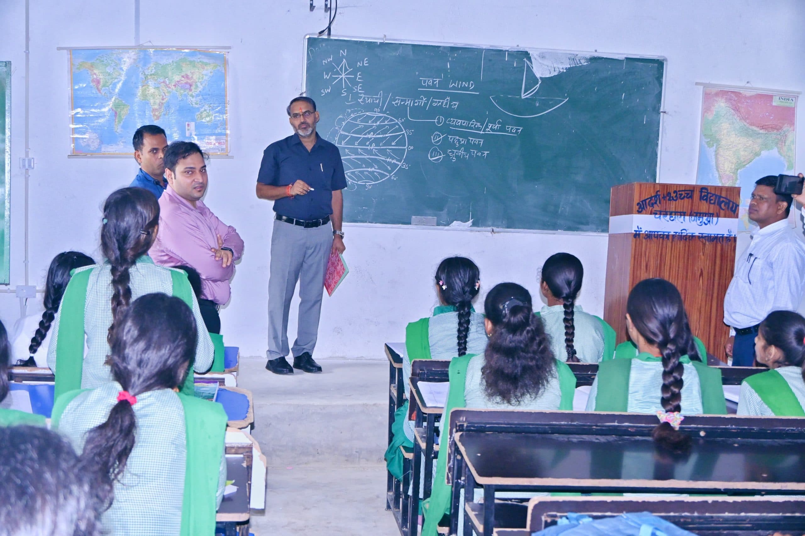 Giridih News :आदर्श प्लस टू उवि चरघरा का निरीक्षण, बच्चों को दिये टिप्स