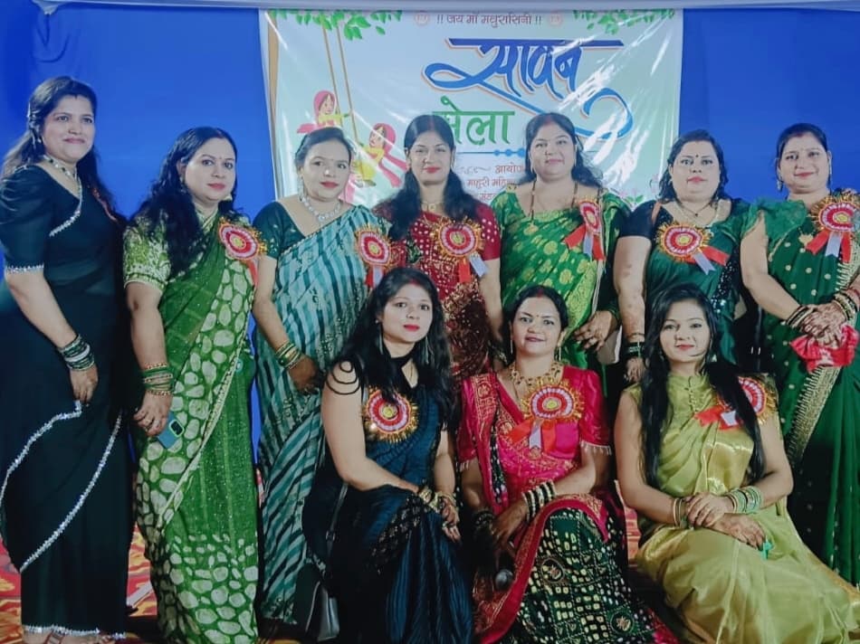 Giridih News :माहुरी महिला समिति के सावन महोत्सव में महिलाओं व बच्चों ने की मस्ती