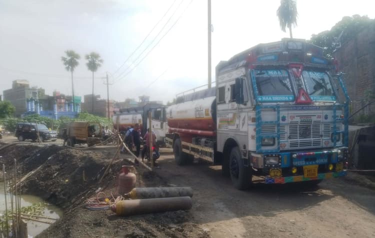 पानी के दबाव के बीच डायवर्सन पर धड़ल्ले से चल रहे भारी वाहन