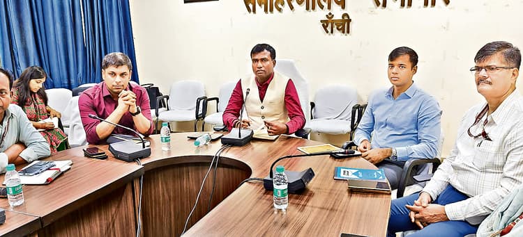 ranchi news : रांची उपायुक्त ने की विश्व आदिवासी महोत्सव और विकास योजनाओं की समीक्षा