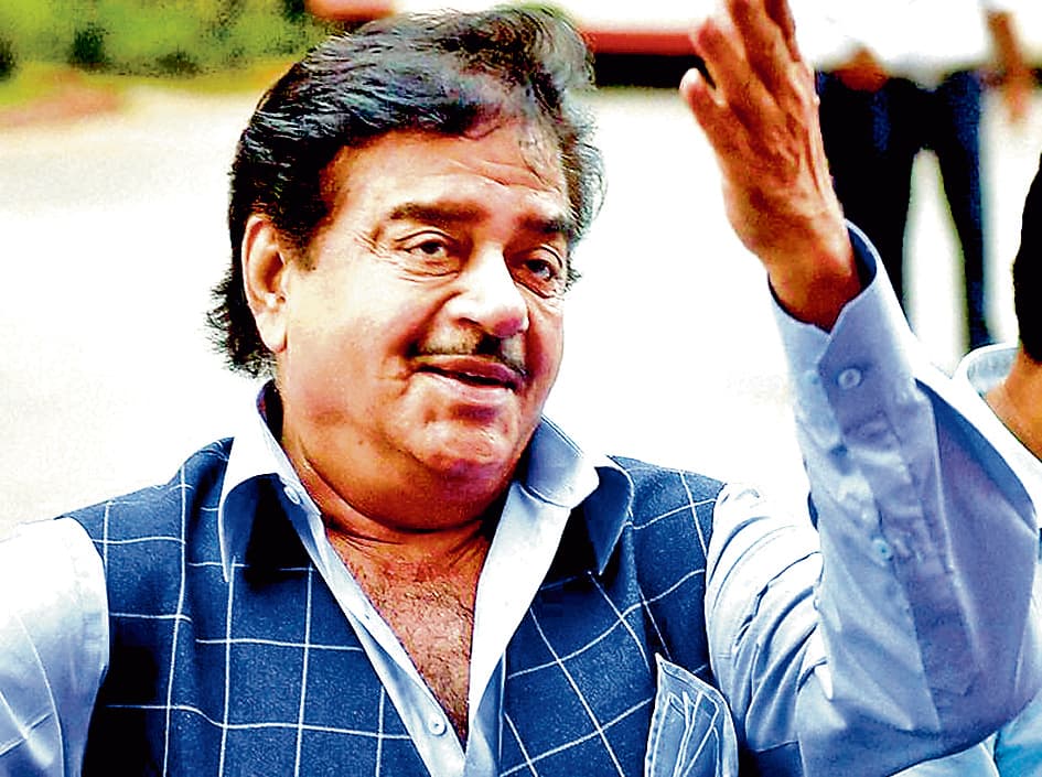 शहीद दिवस सभा मंच पर बीमार पड़े शत्रुघ्न सिन्हा सहित चार तृणमूल नेता