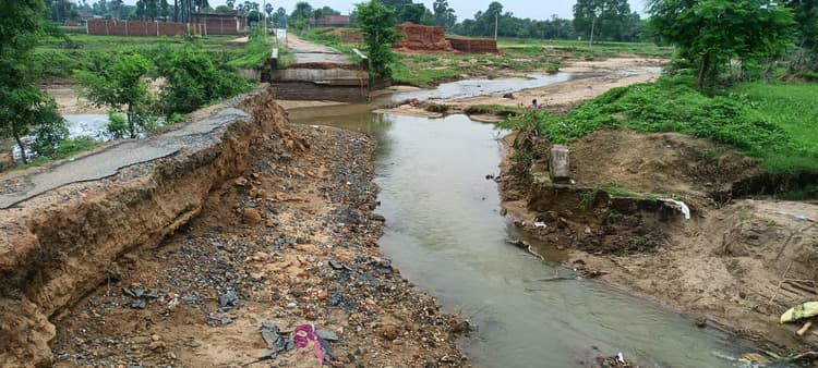 तेज बारिश से सड़क टूटी, लोगों को हो रही परेशानी