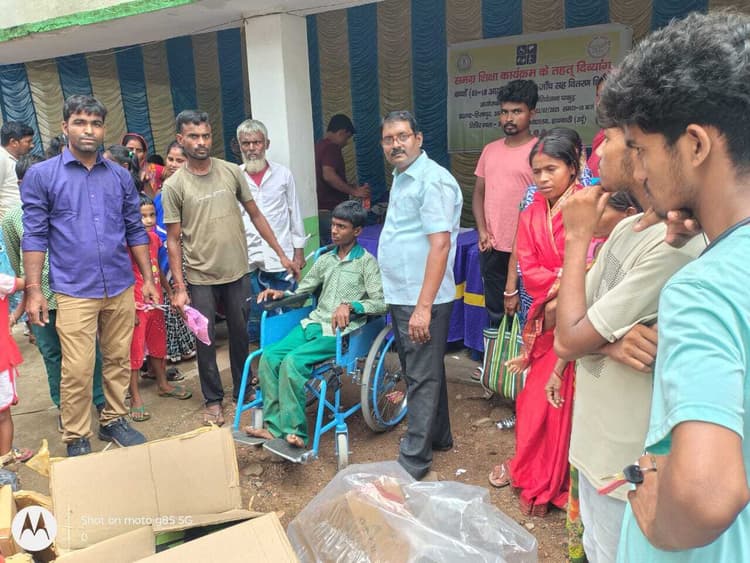 दिव्यांगता जांच के बाद 64 बच्चों को मिले सहायक उपकरण