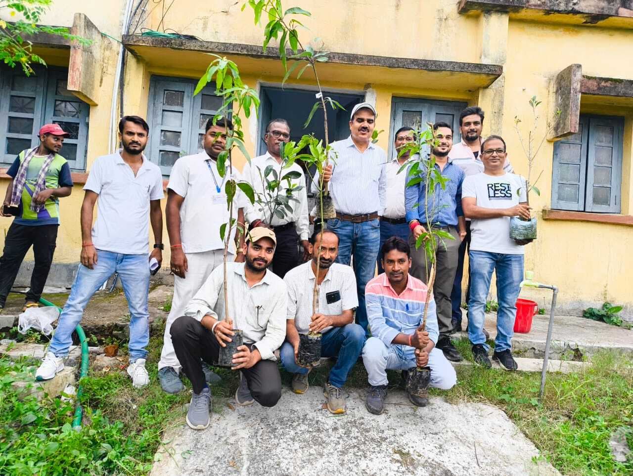 रेलवे माइक्रो टावर परिसर में हुआ पौधरोपण