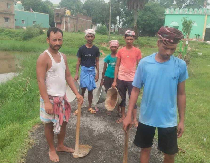 खराब सड़क से परेशान ग्रामीणों ने दिखायी एकजुटता, बनाया रास्ता