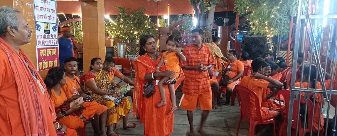 गुलाबबाग के कारोबारियों की दिनचर्या बनी कांवरियों की सेवा, बढ़ गयी चहल-पहल