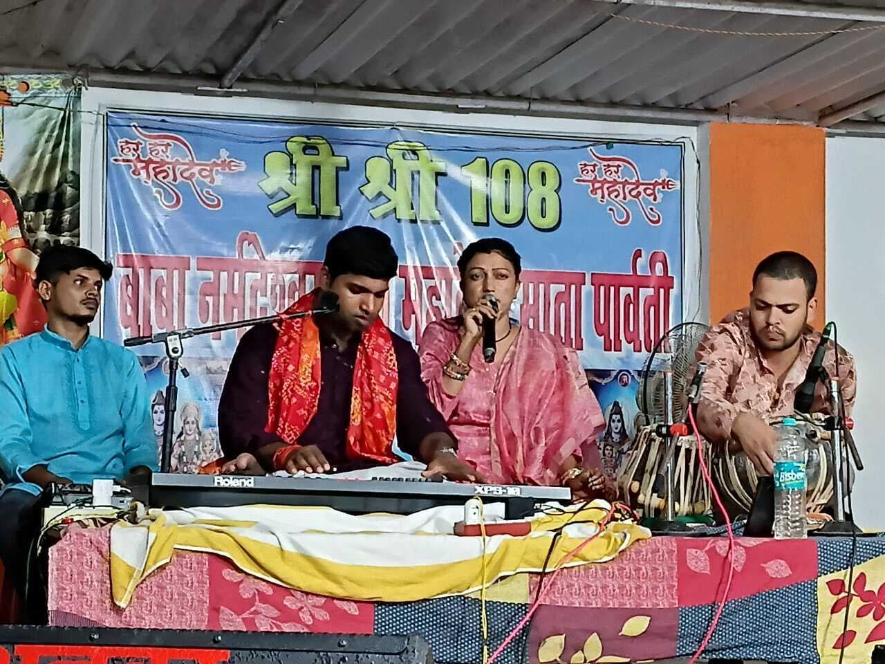 शिव मंदिर में भव्य श्रृंगार पूजा व भजन संध्या का हुआ आयोजन