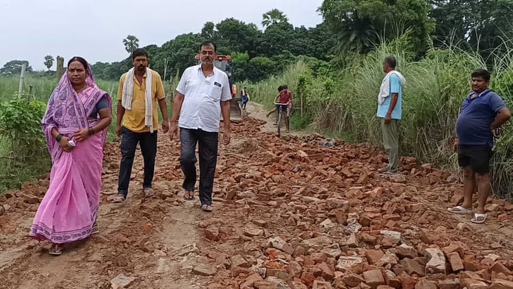 गंगा कॉलेज घाट से श्मशान घाट तक की कच्ची सड़क की मरम्मत शुरू