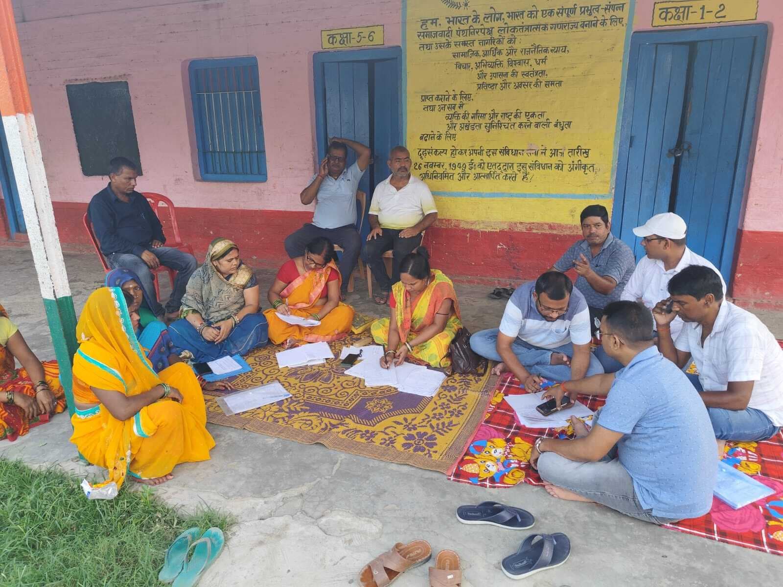 बीएलओ संबंधित क्षेत्र में बूथ व चौपालों पर कर रहें बैठक, छूटे मतदाताओं के संबंध में दे रहे जानकारी