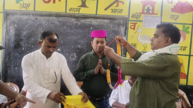 Samastipur News:प्रधान शिक्षक बनने पर दी गयी विदाई