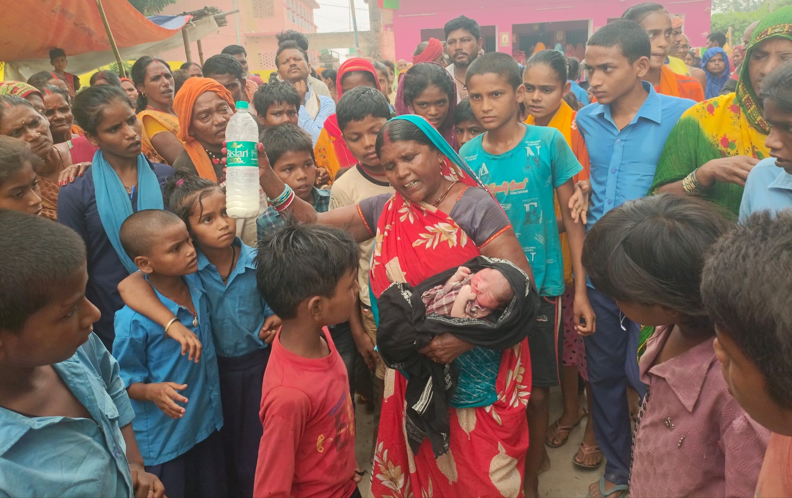 यात्री शेड में लावारिस हालत में मिला नवजात